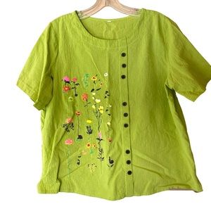 XL Green floral short sleeve top with buttons accent